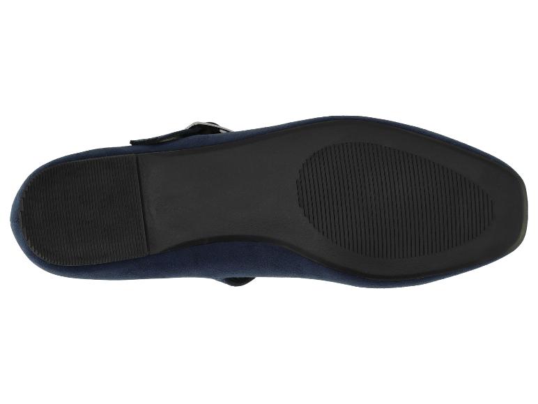 Blauwe loafers met zwarte zool, van onderaf gezien.