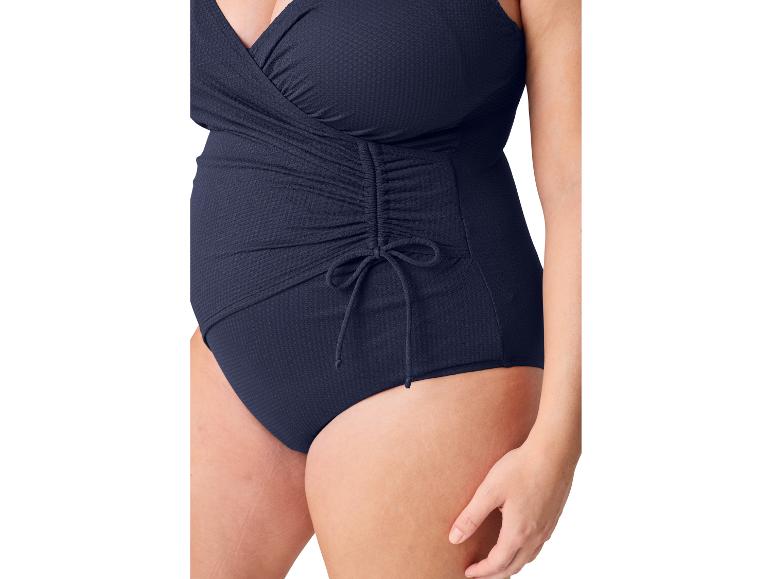 Donkerblauwe, getailleerde badpak met een geplooide taille.
