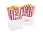 Twee rode popcornbakken met witte strepen, gevuld met popcorn.