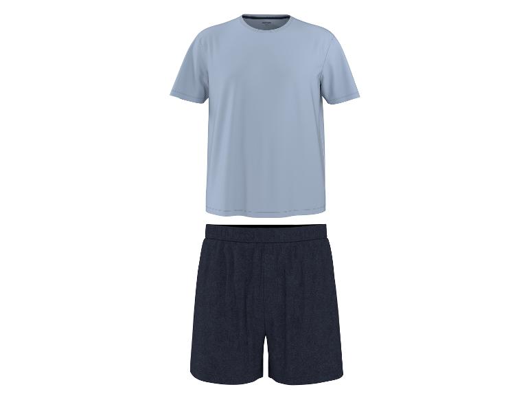 Lichtblauw T-shirt en donkerblauwe shorts.