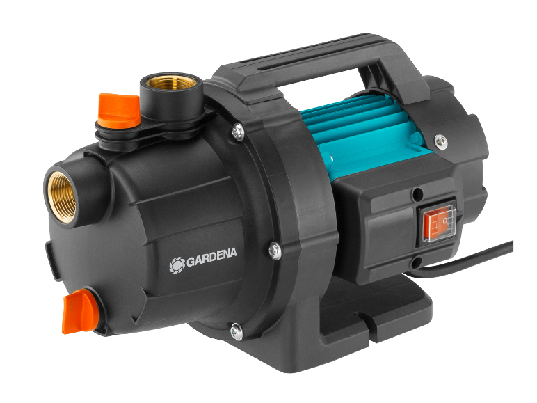 Gardena waterpomp: blauwe motor, zwarte behuizing, messing aansluitingen.