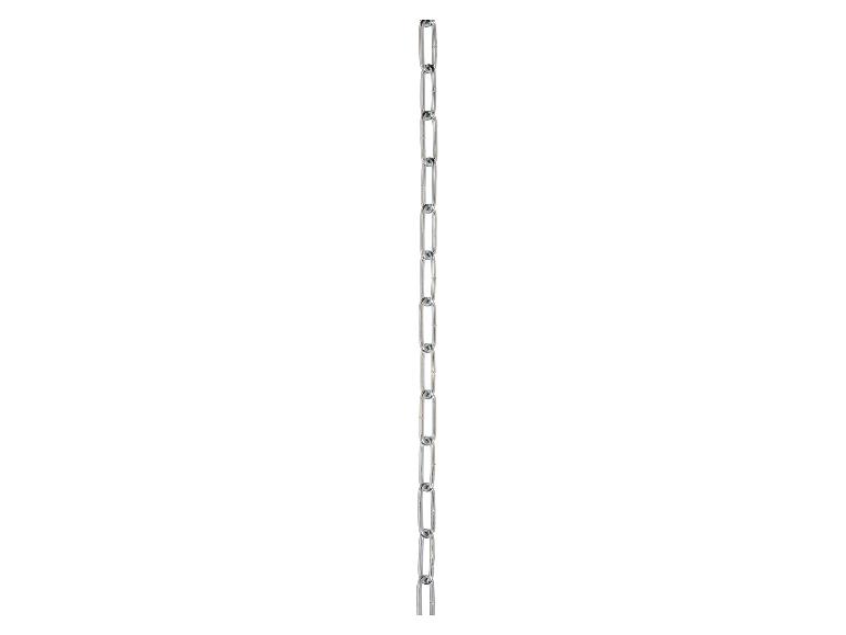 Zilveren metalen ketting op een witte achtergrond