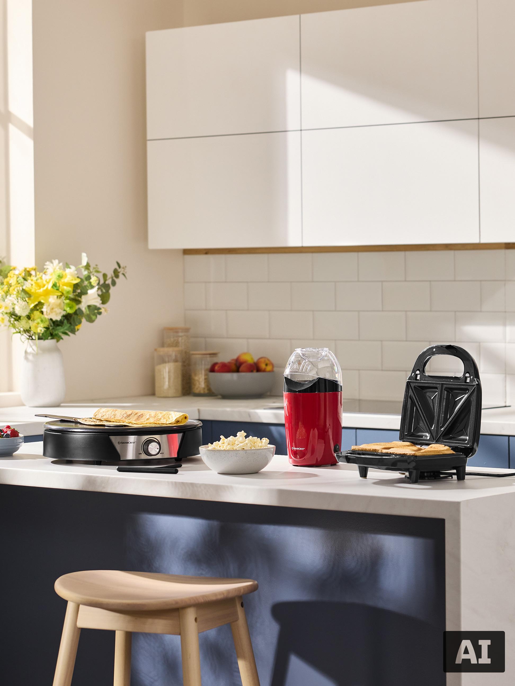 Keuken met crêpe- en tosti-ijzer en popcornmachine, klaar voor het ontbijt.