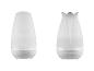 Twee witte aromatherapie diffusers, één met een gladde bovenkant en één met een bloemvormige bovenkant.