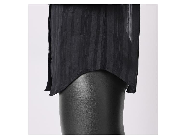 Gestreept zwart overhemd met leren broek.