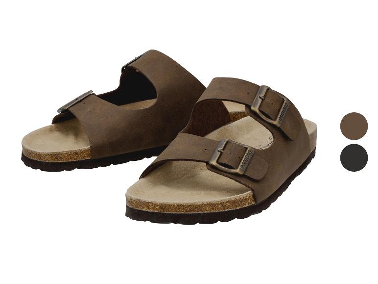 Een paar bruine sandalen met twee bandjes en gespen, met een kurkzool.