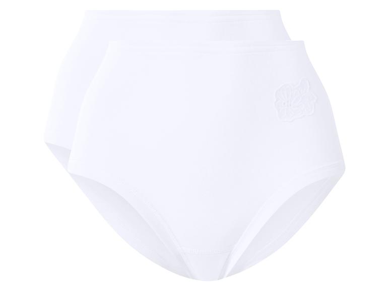 Twee paar witte hooggesloten slips met subtiel bloemenborduurwerk.