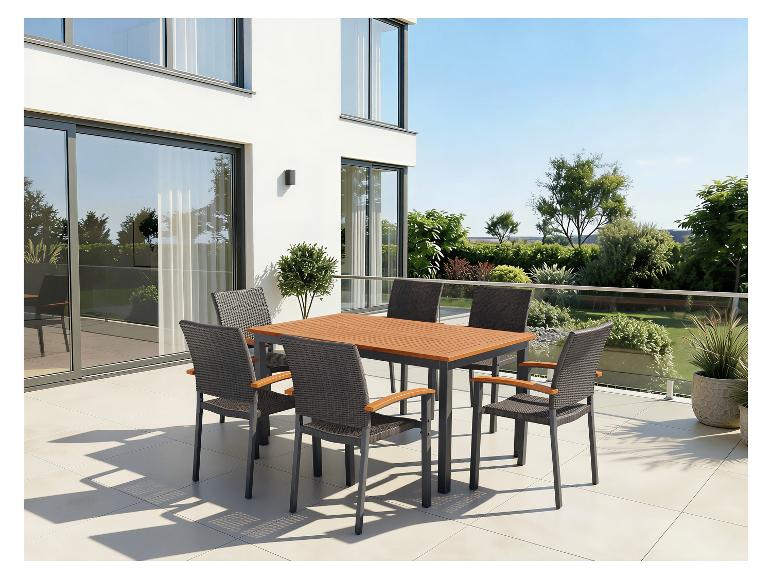 Tuineetset met zes stoelen op het terras van een modern huis.