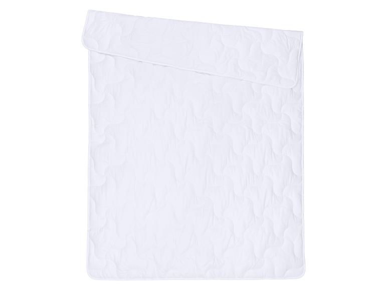 Wit gewatteerd dekbed of matrasbeschermer, dubbelgevouwen