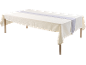 Wit tafelkleed met patroon en grijze loper op een houten tafel