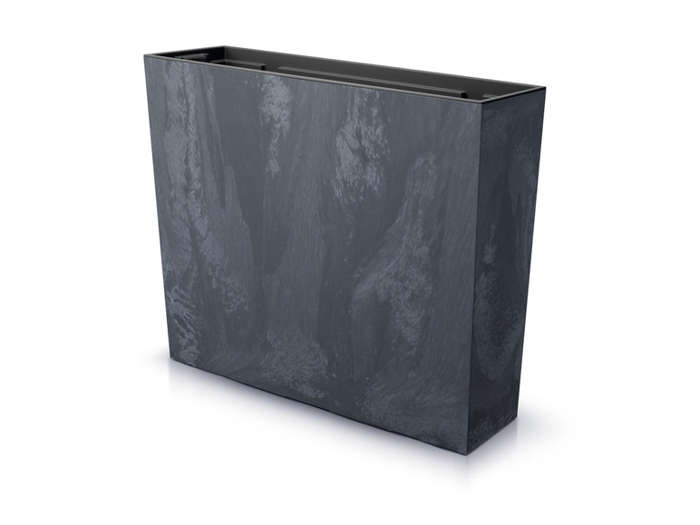 Een rechthoekige bloempot met een stenen textuur.