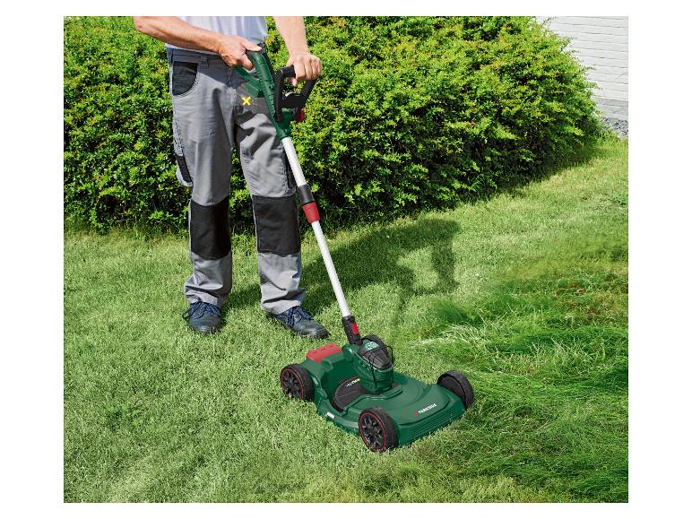 Man maait gras met een draadloze Parkside grasmaaier.
