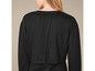 Een zwart cropped trui met lange mouwen.