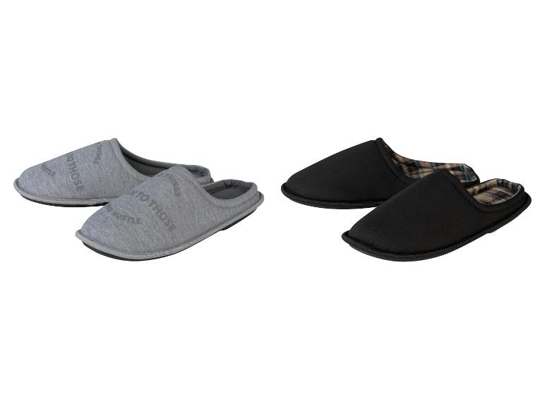 Grijze pantoffels met "Hustle" print en zwarte geruite pantoffels.