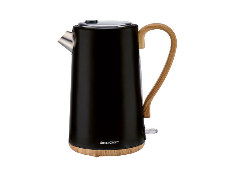 Zwarte waterkoker van SilverCrest met houten handvat.