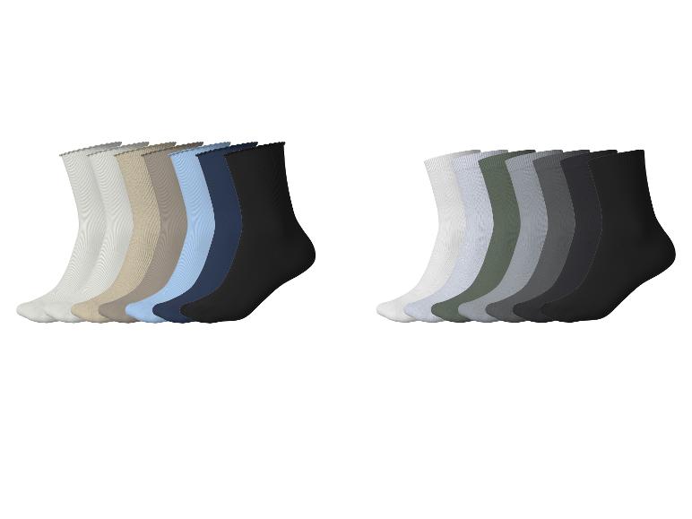 Twee sets sokken in diverse kleuren, waaronder wit, beige, blauw, zwart, groen en grijs.