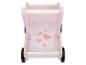 Roze houten poppenwagen met hartjes en zwarte wielen.