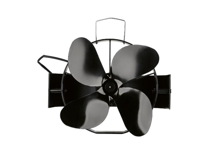 Zwarte vierbladige kachelventilator op een witte achtergrond.