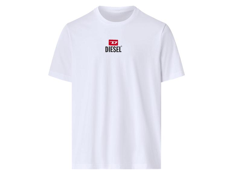 Wit T-shirt met korte mouwen en een rood-zwart logo op de borst.