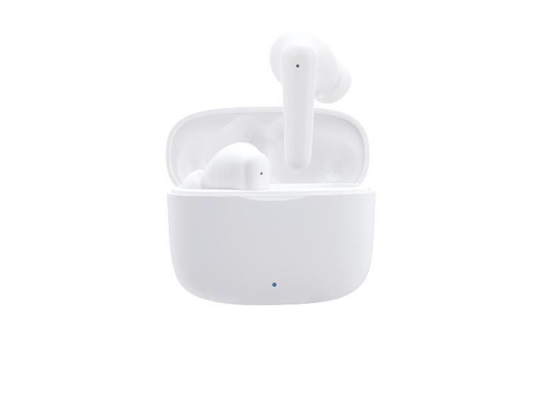 Een wit draadloos oordopje in de oplaadcase.