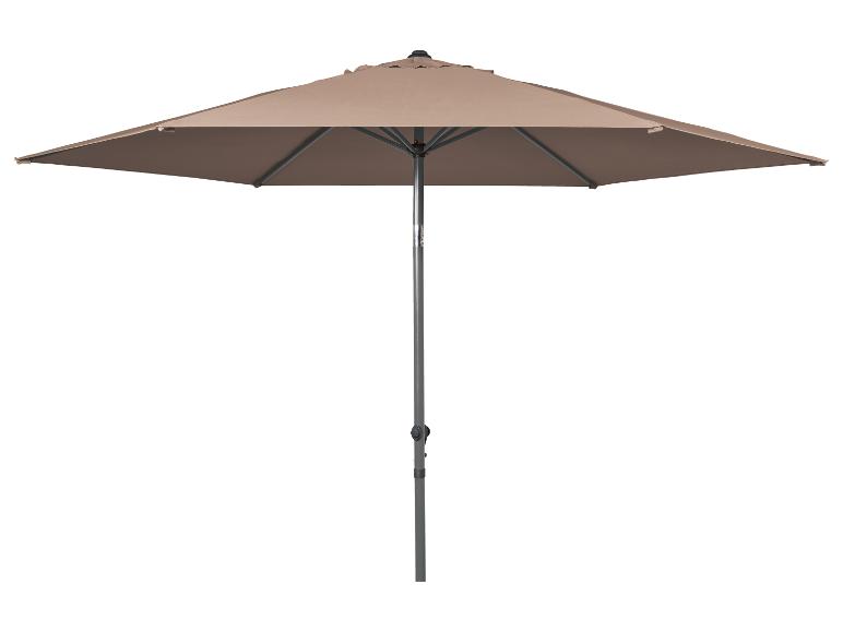 Beige tuinparasol met een centrale metalen paal en baleinen.