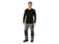 Een man draagt een zwart longsleeve shirt en een grijze werkbroek.