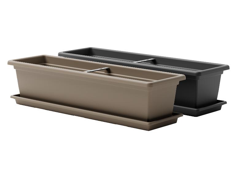 Twee rechthoekige plantenbakken met schotels, één bruin, één zwart.