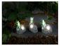 Drie solar-aangedreven kikkerlampen op decoratieve stenen voor de tuin.