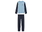 Kinderpyjama met lichtblauw shirt en donkerblauwe broek.
