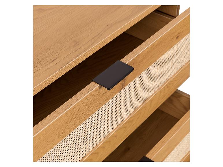 Lichte houten lade met zwart handvat en geweven rotan voorkant.