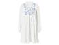Witte jurk met blauw borduursel en lange mouwen