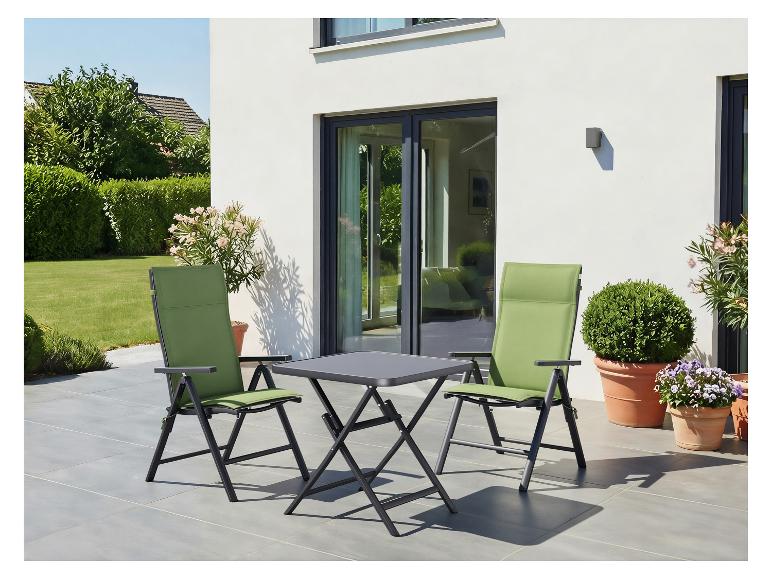 Tuinmeubelset met twee groene stoelen en een tafel op een terras.