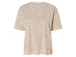 Een beige T-shirt met een bloemenprint.