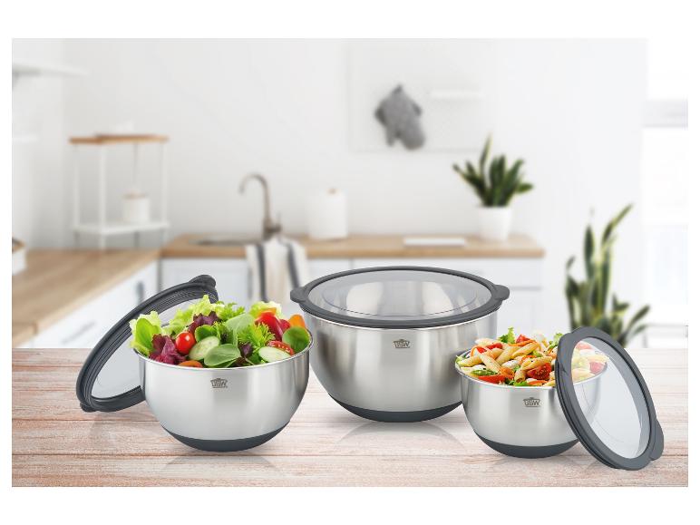 Drie GSW-kommen met deksels, gevuld met salade en pasta