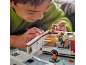 Kind speelt met een speelgoedcamper en miniatuurfiguren.