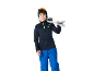 Jongen in skikleding met ski's op zijn schouder, klaar voor wintersport.