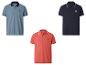Drie herenpoloshirts in blauw, rood en marineblauw, met contrasterende kragen en mouwboorden.