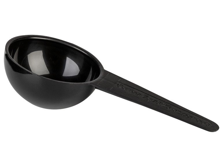 Een zwarte plastic maatschep voor koffie.