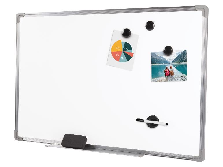 Whiteboard met aluminium frame, magneten, cirkeldiagram, landschapsfoto, stift en wisser.