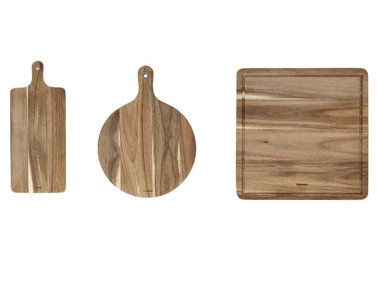 Drie houten snijplanken: rechthoekig met handvat, rond met handvat en vierkant.