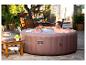 Een Lay-Z-Spa Hawaii opblaasbare jacuzzi voor twee personen, buiten in de tuin.
