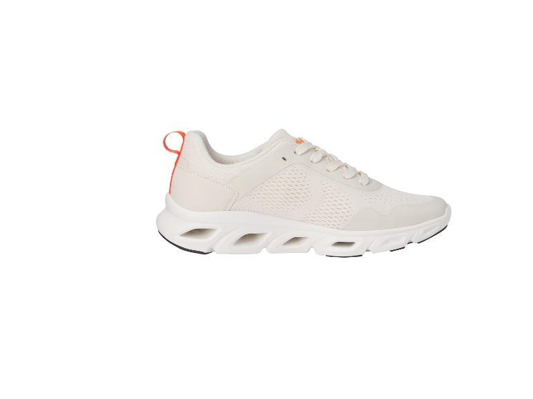 Crèmekleurige sneakers met oranje accenten.