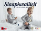 Twee kinderen in grijze pyjama's slapen in een wit bed. Advertentie van Hne Schlafsysteme.