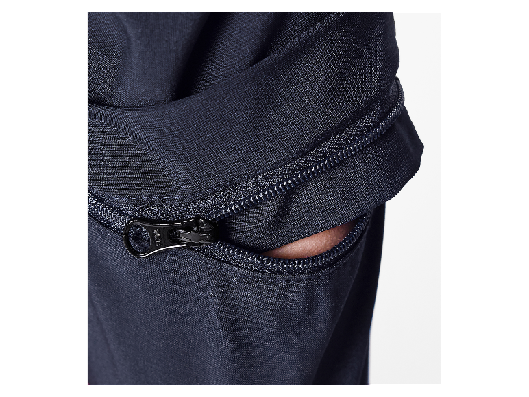 Ritssluiting op een donkere sportbroek.