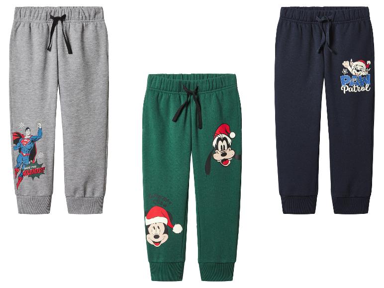 Drie kinder joggingbroeken met Superman, Mickey Mouse, Goofy en Paw Patrol.