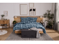 Slaapkamer met een houten bed, blauw geruit dekbedovertrek en een grijze opbergpoef.