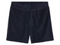 Een paar donkerblauwe badstof shorts.