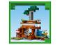 Een LEGO Minecraft set met een houten structuur, boom en TNT.