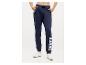Donkerblauwe Bench joggingbroek met wit logo, gedragen door een vrouw.