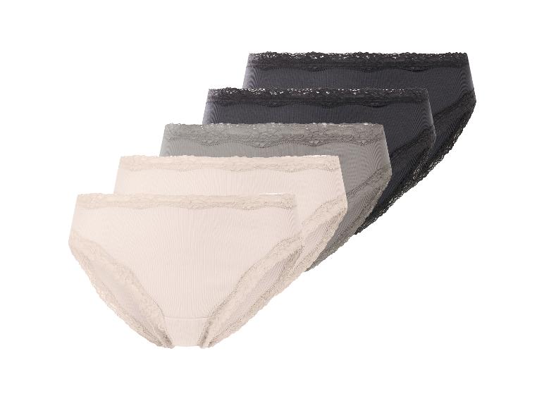 Vier geribbelde damesonderbroeken met kanten rand, in beige, grijs en zwart.